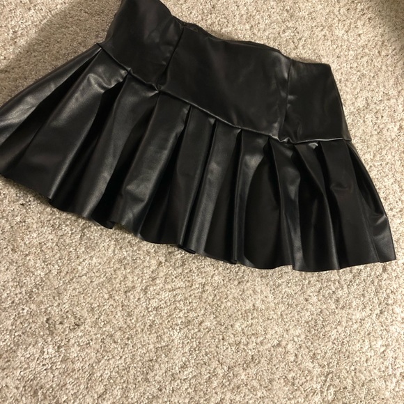 New without tag ASYOU PU buckle detail pleated skirt in black, US size 8 - Picture 7 of 11